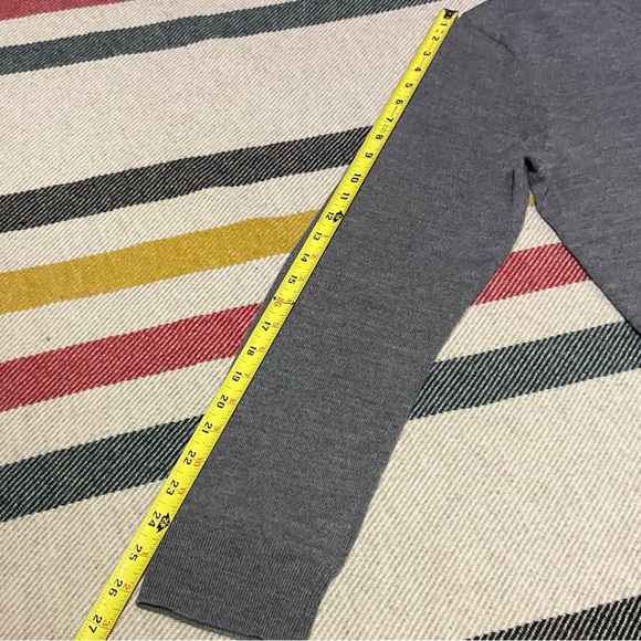 Express 100% Wool V neck Sweater in Gray size mens Large - Picture 11 of 14